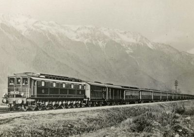 La 262 AE 2 du PLM, puis 2CC2 3402 à la SNCF, traverse la vallée de la Maurienne.