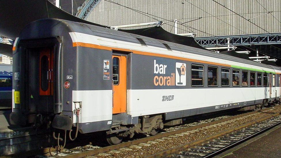 La B5rtux n° 50 87 85 77015-9 et l'une de ses sœurs, sont aperçues en gare de Bordeaux-St-Jean en acheminement sur le train 4657 “Grand Sud” Bordeaux-St-Jean - Nice-Ville (4 février 2002).