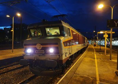 Arret à Chalon-sur-Saône pour le train APMFS tracté par la CC 6549 le 15 octobre 2022