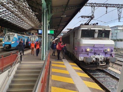 La BB 22400 en tête du train APMFS à Lyon Perrache pour la Fête des Lumières de Lyon le 9 décembre 2023.