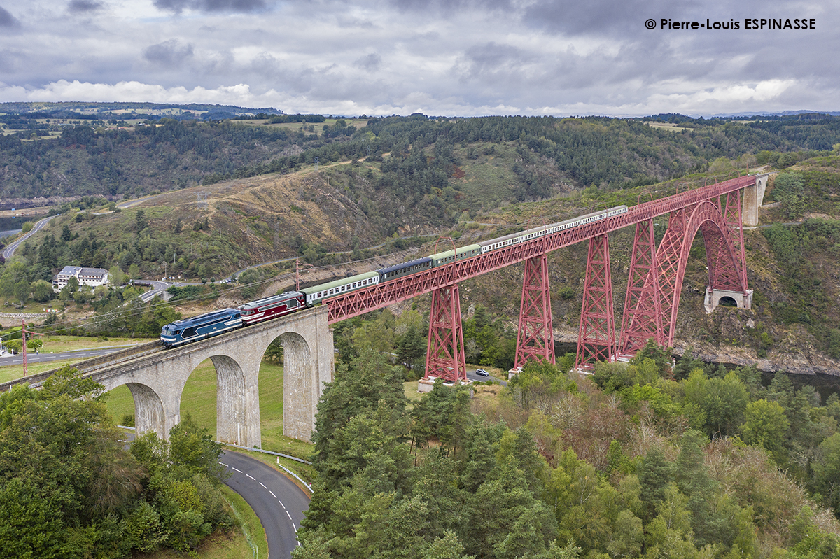 Le train du Train à Vapeur d'Auvergne accompagné de nos voitures UIC et USI sur le viaduc de Garabit.