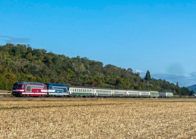 Train du Gévaudan du Train à Vapeur d'Auvergne accompagné de nos voitures UIC et USI, aperçu au sud de Issoire.