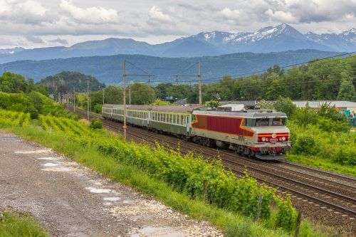 La CC 6549 et ses voitures UIC le 5-6-2025 à la sortie de Montmélian.