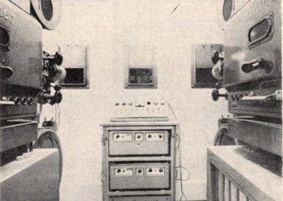 Cabine de projection de la voiture cinéma Su 204 en état d'origine.