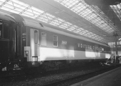 Voiture cinéma Su 204 en livrée Corail sous la verrière de Paris-Austerlitz