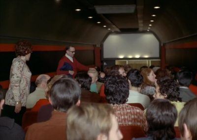 Intérieur de la voiture cinéma Su 204 en état d'origine.