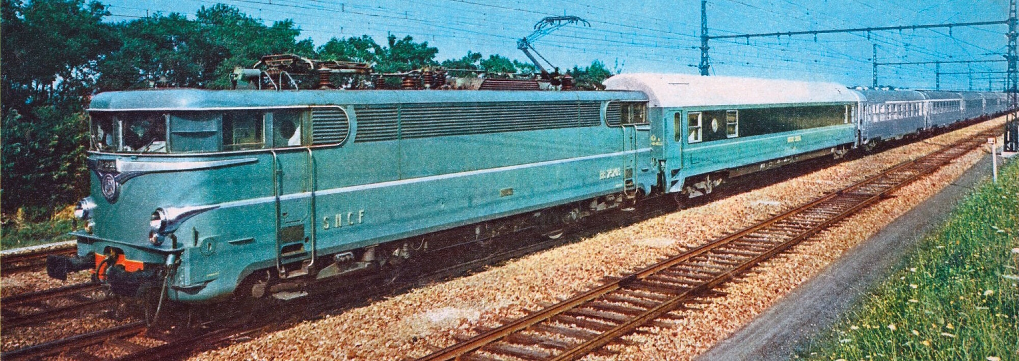 Voiture cinéma Su 204 en livrée d'origine, incorporée à un train (LVDR 1095).