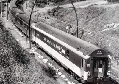 Voiture cinéma Su 204 en 1979 sur le rapide Hendaye - Paris, près de Hendaye (photo JL Poggi)