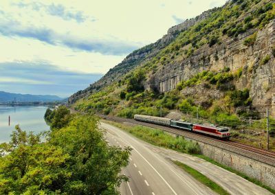 Le train APMFS composé des CC 6549 et CC 6558 et deux voitures UIC, aperçu vers Le Pouzin le 28/09/2025 (photo Nicolas Husson).