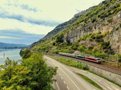 Le train APMFS composé des CC 6549 et CC 6558 et deux voitures UIC, aperçu vers Le Pouzin le 28/09/2025 (photo Nicolas Husson).
