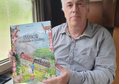 Laurent Fiorese et sa BD "L’Exploit de Germain Sommeiller" dans le train Modane - Chambery le 7-6-2025. Photo Arnaud Guyon.