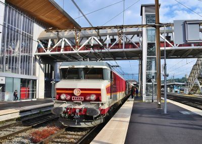 La CC 6549 et son train en gare de Chambéry pour le train historique du 7/6/2025. Photo Pierre Julien.
