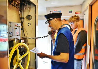 Le chef de train APMFS effectue les annonces de sécurité lors du train Chambéry - Modabe le 7/6/2025. Photo Pierre Julien.