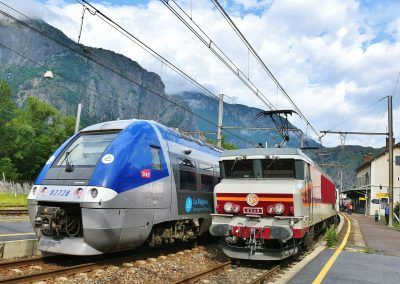 La CC 6549 et son train en gare de Saint-Michel-de-Maurienne, stationne à coté d'un AGC le 7/6/2025. Photo Pierre Julien.