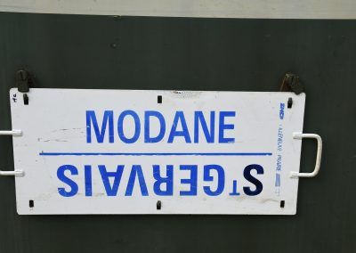 Plaque de destination sur l'une des voitures du train historique Chambéry - Modane le 7/6/2025. Photo Pierre Julien.