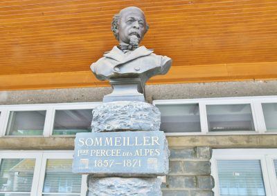 Le buste de Germain Sommeiller, responsable des plans et de directeur des travaux du tunnel du Mont-Cenis / Fréjus, sur le quai de la gare de Modane.