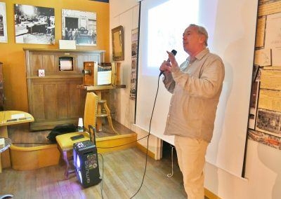 Conférence par Laurent Fiorese, auteur de la bande dessinée L’Exploit de Germain Sommeiller, au Muséobar de Modane sur le percement du tunnel du Mon-Cenis / Fréjus le 7/6/2025 à l'occasion du train APMFS Chambéry - Modane. Photo Pierre Julien.