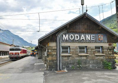 La CC 6549 et son train en gare de Modane après sa remise en tête le 7/6/2025. Photo Pierre Julien.