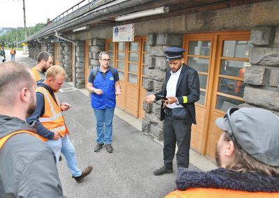 Briefing des gardiens de portes par le chef de train APMFS avant le départ à Modane le 7/6/2025. Photo Pierre Julien.