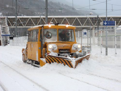  Chasse-neige ferroviaire de type draisine DU 65 en action en gare de Bourg-Saint-Maurice le 17 décembre 2011 (photo Bernard Pépellin)
