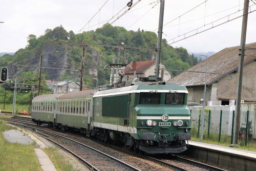 La CC 6558 et ses 2 voitures UIC à Montmélian le 15-5-2026. Photo Tom Beaumont