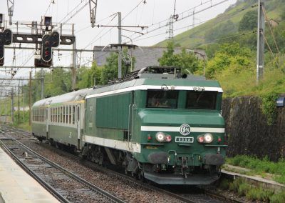 La CC 6558 et ses 2 voitures UIC à Montmélian le 15-5-2026. Photo Tom Beaumont