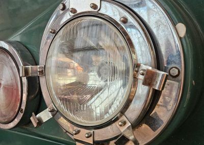 Le fanal Marchal d'origine avec son cerclage et son optique caractéristique. L'ampoule est à filament.