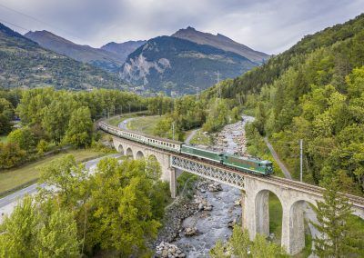 Le train APMFS–APCC, vu dimanche 20 septembre 2026 sur le viaduc de Bourg-Saint-Maurice, au-dessus de l’Isère. Photo : Pierre-Louis Espinasse.