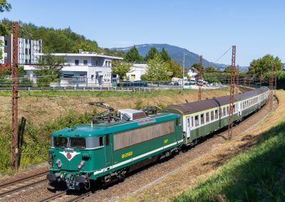 BB 25660 de l'APCC et les voitures UIC APMFS sur un train spécial La Roche sur Foron - Chambéry, aperçu ici à Tresserve, le 19/09/2026. Photos Lionel Mollard.