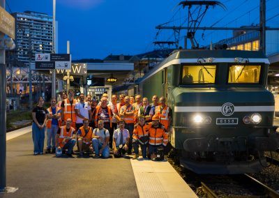 Equipes APMFS et APCC 6570 posant devant les CC 6558 et BB 25660 à l'issue des criculations spéciales des JEP 2026 à Chambéry. Photo Lionel Mollard.