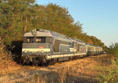 Train complet locomotives et voitures avant de la manœuvre de refoulement vers la gare de Saint Denis Jargeau, le 19/08/2026 (photo Fabien LAURENT)