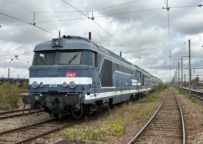 Train complet locomotives et voitures avant le départ de la gare des Aubrais, le 19/08/2026 (photo Fabien LAURENT)