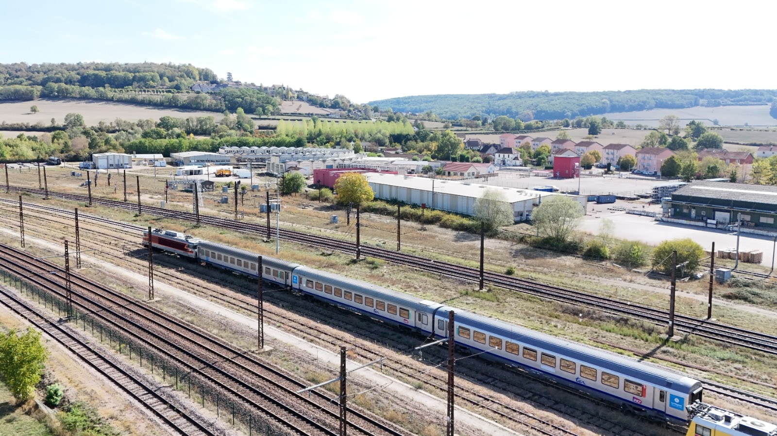 Vue aérienne du train APMFS garé au faisceau des Laumes Alésia. Photo Le Bien Public.