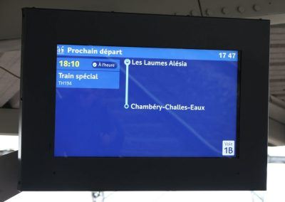 Ecran d'information sur le quai de la gare des Laumes Alésia le 3/10/2026. Photo Le Bien Public.